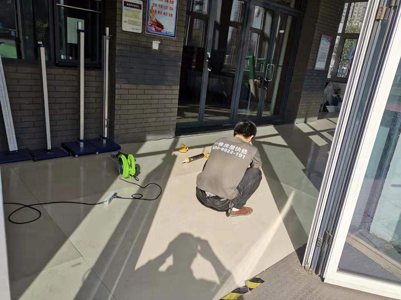 地磚空鼓維修：如果是發(fā)現(xiàn)單塊的地磚空鼓超過(guò)標(biāo)準(zhǔn)，可以要求裝修人員把磚撬開了重鋪。方法就是取出空鼓的地磚，可利用吸盤，平直的吊出，然后再按照規(guī)范要求進(jìn)行鋪貼。如果只是小部分松動(dòng)，可以把磚縫清理干凈，用水把地面充分潤(rùn)濕，用水泥漿對(duì)膠水，用膠榔頭輕輕打擊，使水泥漿滲入，滲入后用重物壓使干后就可；如果是一半以上就要重新處理，膠榔頭輕輕打擊地磚，使地磚完全松動(dòng)，清理縫隙，取出 地磚，鑿打地面重新粘貼就可以了；