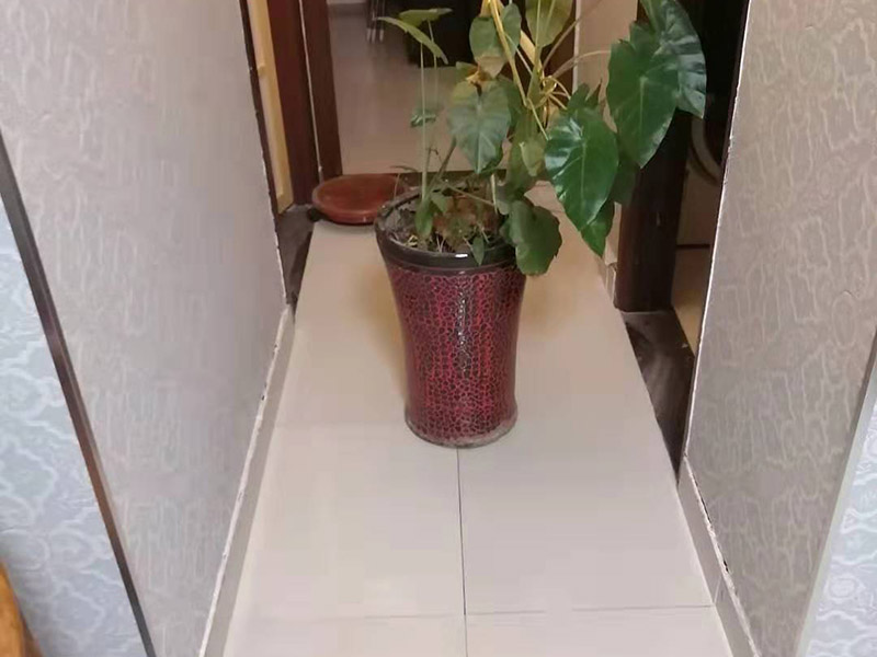 地面瓷磚拆除更換：拆除瓷磚時要用電，而電是從客廳臨時拉的，為了避免在施工過程中發(fā)生觸電的現(xiàn)象，將電拉進衛(wèi)生間內(nèi)。其次，舊房改造拆除瓷磚時可以用沖擊電鉆，這種工具方便快捷，可自由更換。但在使用前應(yīng)檢查其是否靈活，可以通過空轉(zhuǎn)一分鐘的方法進行檢驗。用完之后及時進行清理。，梯子也是必不可少的工具之一，它可以幫助工人拆掉處于高處的瓷磚，還可以架起臨時插座。拆磚應(yīng)從下至上進行，在施工過程中對地面及時進行處理，以免因垃圾過多從而影響后面的工作。同時要處理好房內(nèi)的防水層。拆除插座與水龍頭附近的瓷磚時應(yīng)小心，以免損壞水電設(shè)備。