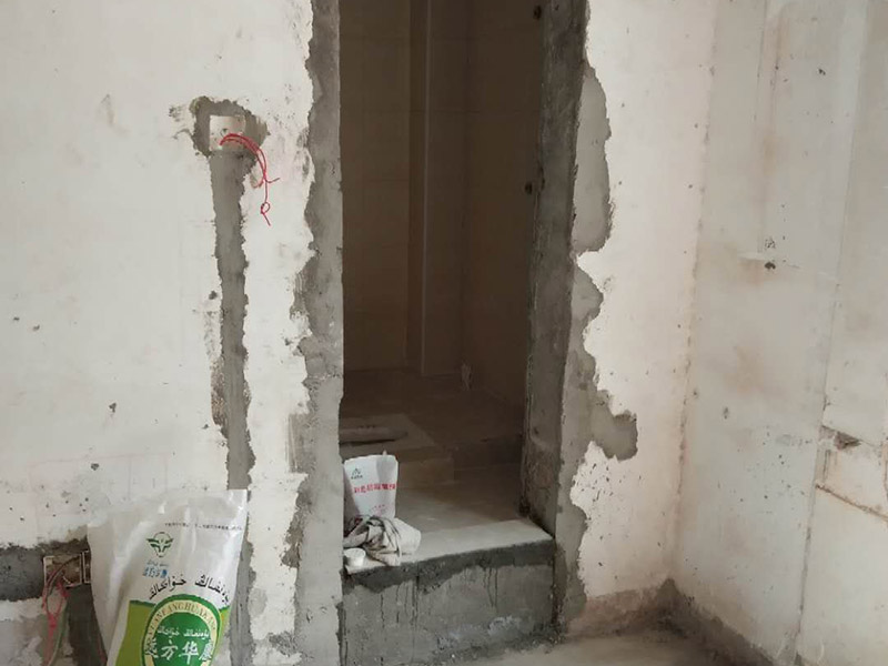 地面瓷磚鋪貼：1、混凝土地面應(yīng)將基層鑿毛，鑿毛深度5~10毫米，鑿毛痕的間距為30毫米左右。之后，清凈浮灰，砂漿、油漬，產(chǎn)散水刷少將地面。 2、鋪貼前應(yīng)彈好線，在地面彈出與門道口成直角的基準(zhǔn)線,彈線應(yīng)從門口開始,以保證進(jìn)口處為整磚,非整磚置于陰角或家具下面,彈線應(yīng)彈出縱橫定位控制線。 3、鋪貼陶瓷地面磚前，應(yīng)先將陶瓷地面磚浸泡陰干。 4、鋪貼時，水泥砂漿應(yīng)飽滿地抹在陶瓷地面磚背面，鋪貼后用橡皮棰敲實。同時，用水平尺檢查校正，擦凈表面水泥砂漿。 5、鋪貼完2~3小時后，用白水泥擦縫，用水泥、砂子=1：1(體積比)的水泥砂漿,縫要填充密實,平整光滑。再用棉絲將表面擦凈。