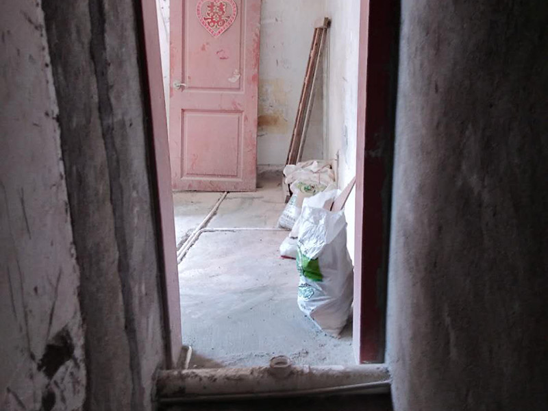 地面瓷磚鋪貼：1、混凝土地面應(yīng)將基層鑿毛，鑿毛深度5~10毫米，鑿毛痕的間距為30毫米左右。之后，清凈浮灰，砂漿、油漬，產(chǎn)散水刷少將地面。 2、鋪貼前應(yīng)彈好線，在地面彈出與門道口成直角的基準(zhǔn)線,彈線應(yīng)從門口開始,以保證進(jìn)口處為整磚,非整磚置于陰角或家具下面,彈線應(yīng)彈出縱橫定位控制線。 3、鋪貼陶瓷地面磚前，應(yīng)先將陶瓷地面磚浸泡陰干。 4、鋪貼時，水泥砂漿應(yīng)飽滿地抹在陶瓷地面磚背面，鋪貼后用橡皮棰敲實。同時，用水平尺檢查校正，擦凈表面水泥砂漿。 5、鋪貼完2~3小時后，用白水泥擦縫，用水泥、砂子=1：1(體積比)的水泥砂漿,縫要填充密實,平整光滑。再用棉絲將表面擦凈。