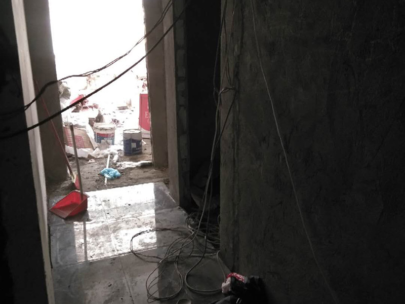 地面瓷磚鋪貼：1、混凝土地面應(yīng)將基層鑿毛，鑿毛深度5~10毫米，鑿毛痕的間距為30毫米左右。之后，清凈浮灰，砂漿、油漬，產(chǎn)散水刷少將地面。 2、鋪貼前應(yīng)彈好線，在地面彈出與門道口成直角的基準(zhǔn)線,彈線應(yīng)從門口開始,以保證進(jìn)口處為整磚,非整磚置于陰角或家具下面,彈線應(yīng)彈出縱橫定位控制線。 3、鋪貼陶瓷地面磚前，應(yīng)先將陶瓷地面磚浸泡陰干。 4、鋪貼時，水泥砂漿應(yīng)飽滿地抹在陶瓷地面磚背面，鋪貼后用橡皮棰敲實。同時，用水平尺檢查校正，擦凈表面水泥砂漿。 5、鋪貼完2~3小時后，用白水泥擦縫，用水泥、砂子=1：1(體積比)的水泥砂漿,縫要填充密實,平整光滑。再用棉絲將表面擦凈。