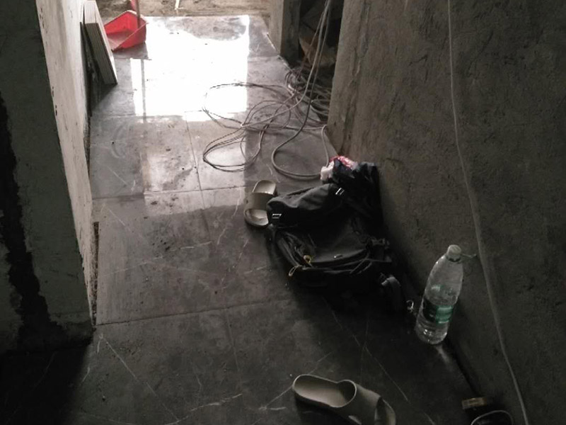 地面瓷磚鋪貼：1、混凝土地面應(yīng)將基層鑿毛，鑿毛深度5~10毫米，鑿毛痕的間距為30毫米左右。之后，清凈浮灰，砂漿、油漬，產(chǎn)散水刷少將地面。 2、鋪貼前應(yīng)彈好線，在地面彈出與門道口成直角的基準(zhǔn)線,彈線應(yīng)從門口開始,以保證進(jìn)口處為整磚,非整磚置于陰角或家具下面,彈線應(yīng)彈出縱橫定位控制線。 3、鋪貼陶瓷地面磚前，應(yīng)先將陶瓷地面磚浸泡陰干。 4、鋪貼時，水泥砂漿應(yīng)飽滿地抹在陶瓷地面磚背面，鋪貼后用橡皮棰敲實。同時，用水平尺檢查校正，擦凈表面水泥砂漿。 5、鋪貼完2~3小時后，用白水泥擦縫，用水泥、砂子=1：1(體積比)的水泥砂漿,縫要填充密實,平整光滑。再用棉絲將表面擦凈。