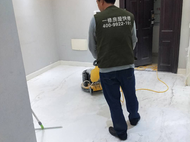 地面石材打磨翻新：用干燥清潔的地拖清理干凈，地面無(wú)沙粒、雜質(zhì)。石材表面整體清理完成后，用云石膠對(duì)每塊石材上面小的破損點(diǎn)和石材中縫進(jìn)行修補(bǔ)；待云石膠干燥以后，使用打磨機(jī)對(duì)整體地面進(jìn)行打磨，整體橫向打磨，重點(diǎn)打磨石材間的嵌縫膠處以及邊緣處，保持整體石材地面平整。完成第一遍的打磨，重新進(jìn)行云石膠嵌縫，嵌縫完成繼續(xù)進(jìn)行第二次打磨，再用石材翻新機(jī)配上鋼金石水磨片由粗到細(xì)，共需完成七次打磨打磨最終地面整體平整、光滑。