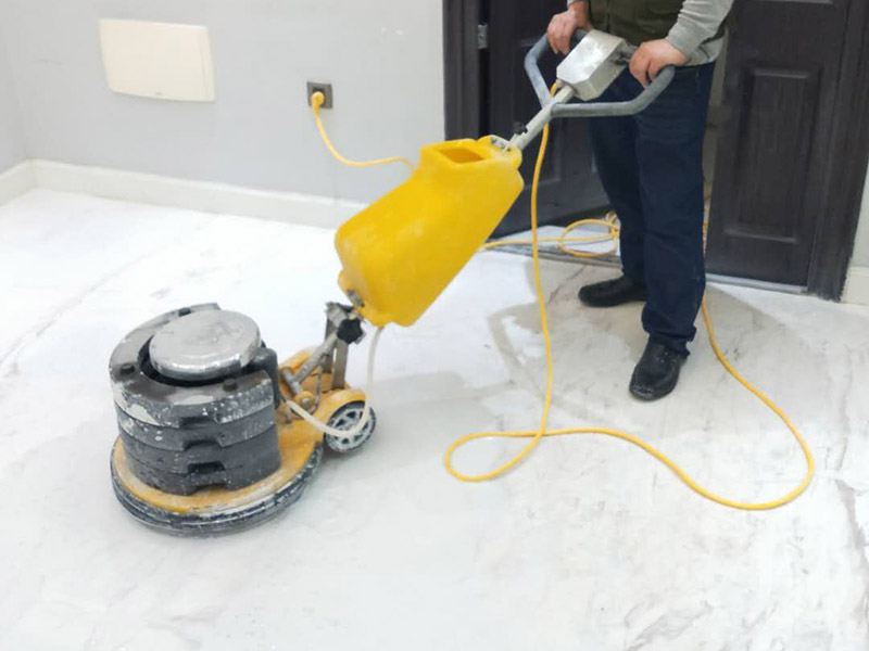 地面石材打磨翻新：用干燥清潔的地拖清理干凈，地面無(wú)沙粒、雜質(zhì)。石材表面整體清理完成后，用云石膠對(duì)每塊石材上面小的破損點(diǎn)和石材中縫進(jìn)行修補(bǔ)；待云石膠干燥以后，使用打磨機(jī)對(duì)整體地面進(jìn)行打磨，整體橫向打磨，重點(diǎn)打磨石材間的嵌縫膠處以及邊緣處，保持整體石材地面平整。完成第一遍的打磨，重新進(jìn)行云石膠嵌縫，嵌縫完成繼續(xù)進(jìn)行第二次打磨，再用石材翻新機(jī)配上鋼金石水磨片由粗到細(xì)，共需完成七次打磨打磨最終地面整體平整、光滑。