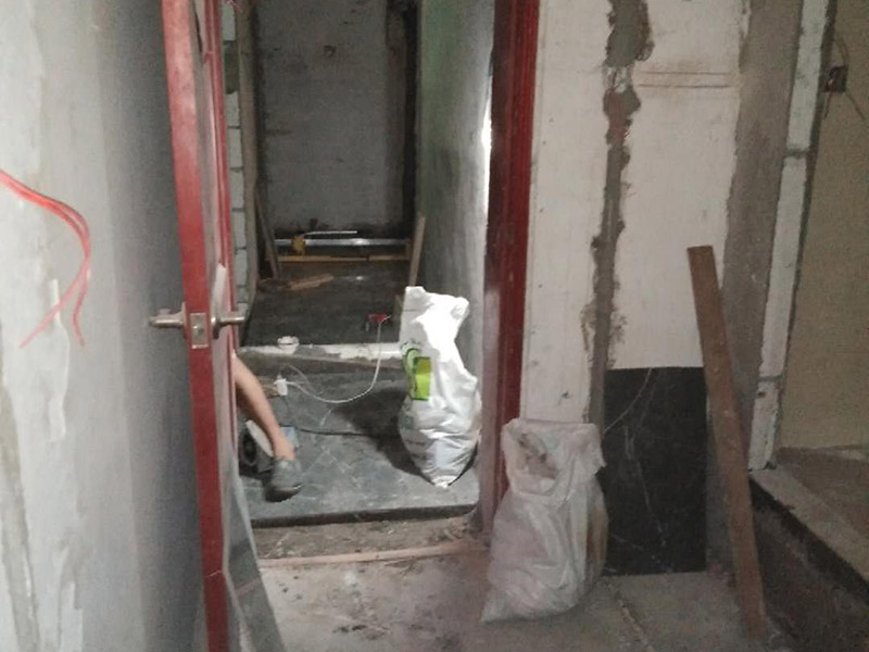 地面水電線路鋪設：水電改造的第一步是水電定位，也就是根據(jù)用戶的需要確定出全屋開關插座的位置和水路接口的位置，水電工要根據(jù)開關、插座、水龍頭的位置確定線路走向，并按照圖紙的設計向裝修業(yè)主進行說明。水電改造時要注意&ldquo;水走天、電走地&rdquo;原則，即水管走天棚，強、弱電盡量走地面，且強、弱電之間不能互相交叉，之間的平行距離要大于30厘米。水電定位之后，接下來就是打槽了。好的打槽師傅打出的槽基本是一條直線，而且槽邊基本沒有什么毛齒。注意打槽之前，務必讓水電工將所有的水電走向在墻上劃出來標明，記得對照水電圖，看是否一致。