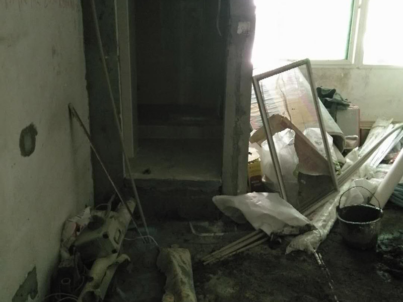 地面水電線路鋪設：水電改造的第一步是水電定位，也就是根據(jù)用戶的需要確定出全屋開關插座的位置和水路接口的位置，水電工要根據(jù)開關、插座、水龍頭的位置確定線路走向，并按照圖紙的設計向裝修業(yè)主進行說明。水電改造時要注意&ldquo;水走天、電走地&rdquo;原則，即水管走天棚，強、弱電盡量走地面，且強、弱電之間不能互相交叉，之間的平行距離要大于30厘米。水電定位之后，接下來就是打槽了。好的打槽師傅打出的槽基本是一條直線，而且槽邊基本沒有什么毛齒。注意打槽之前，務必讓水電工將所有的水電走向在墻上劃出來標明，記得對照水電圖，看是否一致。