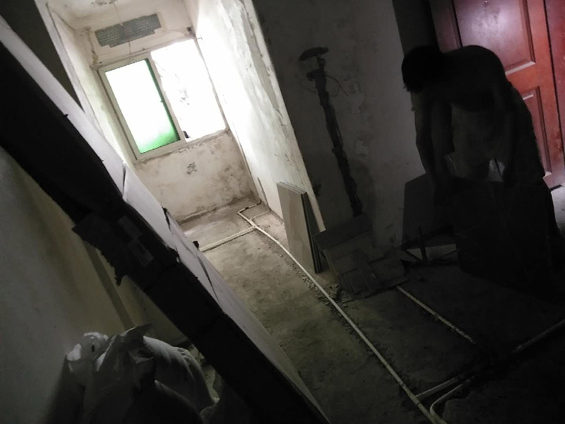 地面水電線路鋪設：水電改造的第一步是水電定位，也就是根據(jù)用戶的需要確定出全屋開關插座的位置和水路接口的位置，水電工要根據(jù)開關、插座、水龍頭的位置確定線路走向，并按照圖紙的設計向裝修業(yè)主進行說明。水電改造時要注意&ldquo;水走天、電走地&rdquo;原則，即水管走天棚，強、弱電盡量走地面，且強、弱電之間不能互相交叉，之間的平行距離要大于30厘米。水電定位之后，接下來就是打槽了。好的打槽師傅打出的槽基本是一條直線，而且槽邊基本沒有什么毛齒。注意打槽之前，務必讓水電工將所有的水電走向在墻上劃出來標明，記得對照水電圖，看是否一致。