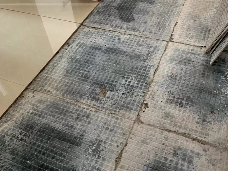 地磚拆除維修：其實關于拆除地板磚的方法還是比較簡單的。首先要撬開大門口的那塊地磚，因為那塊地磚是有一邊露在外面的所以比較容易撬開。再用扁的鑿子一片一片的往里撬，如果水泥砂漿做的不是特別牢固的話可以直接用錘子把扁撬敲擊地磚和水泥地中間的縫隙。