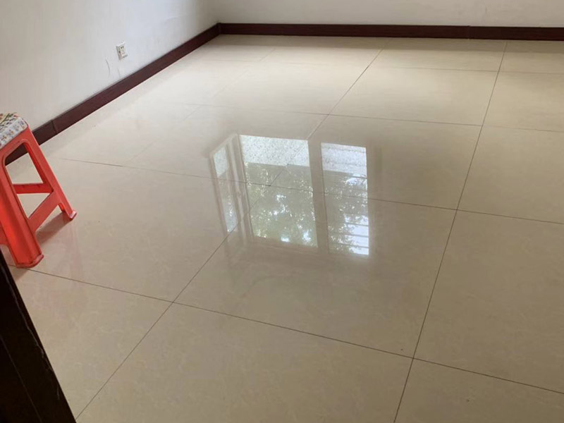 地磚拆除維修：其實關于拆除地板磚的方法還是比較簡單的。首先要撬開大門口的那塊地磚，因為那塊地磚是有一邊露在外面的所以比較容易撬開。再用扁的鑿子一片一片的往里撬，如果水泥砂漿做的不是特別牢固的話可以直接用錘子把扁撬敲擊地磚和水泥地中間的縫隙。