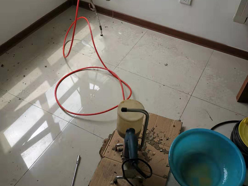 地磚空鼓打壓：般來說之所以會造成這種情況很多時候都是因為我們的地磚在鋪設的時候，沒有進行水泥的澆灌所造成的。當然了，也有些時候是因為我們的地磚日久了，造成了地磚下面的水泥空心的狀況。正常的工序應該是水路走完后就要打壓測試。但既然你已經(jīng)鋪完地板磚了，再打壓測試也可以。漏不漏不是看哪里有水冒出來，而是看壓力表在保壓24小時后有無降壓的現(xiàn)象。