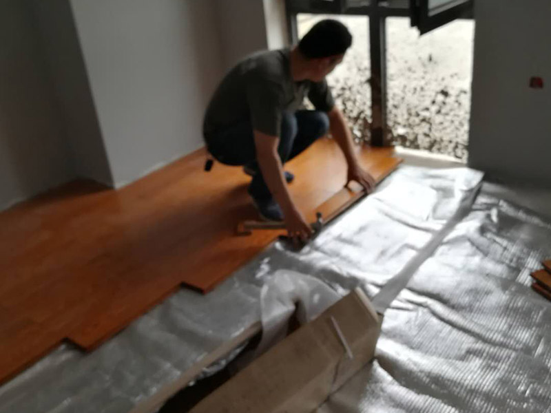 木地板安裝：要鋪設(shè)實(shí)木地板的空間清理干凈，去除地面的污漬，同時(shí)將地面凹凸不平的部分，利用找平或自流平的方式將其統(tǒng)一成同一高度。接下來就是安裝防潮地墊了。安裝防潮地墊有兩個(gè)好處，一方面防潮地墊可以進(jìn)一步彌補(bǔ)地面的不平整，另一方面因防潮地墊本身的特性，它可以增強(qiáng)實(shí)木地板的防潮性，增長實(shí)木地板的使用壽命，一舉兩得。確定好擺放的方向和大體格局，另一方面需要對部分實(shí)木地板進(jìn)行切割，我們可以選擇一些不太優(yōu)質(zhì)的實(shí)木地板進(jìn)行切割，留下好的部分作為一些邊邊角角的鋪設(shè)材料。最后一步就是要考慮到實(shí)木地板自身會(huì)因?yàn)樘鞖舛鵁崦浝淇s，所以在鋪貼時(shí)要預(yù)留一些空間，大概是小于等于1mm左右，這樣可以預(yù)防實(shí)木地板日后膨脹變形。如果在鋪設(shè)時(shí)沒有預(yù)留空間，那么在日后使用中出現(xiàn)了嚴(yán)重的起鼓等情況時(shí)，就只能將地板拆除，重新安裝，這樣會(huì)使得我們的家居生活十分地不方便。