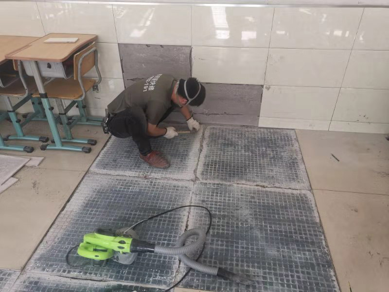 地面空鼓維修：如果是發(fā)現(xiàn)單塊的地磚空鼓超過標(biāo)準(zhǔn)，可以要求裝修人員把磚撬開了重鋪。方法就是取出空鼓的地磚，可利用吸盤，平直的吊出，然后再按照規(guī)范要求進(jìn)行鋪貼。如果只是小部分松動(dòng)，可以把磚縫清理干凈，用水把地面充分潤(rùn)濕，用水泥漿對(duì)膠水，用膠榔頭輕輕打擊，使水泥漿滲入，滲入后用重物壓使干后就可；如果是一半以上就要重新處理，膠榔頭輕輕打擊地磚，使地磚完全松動(dòng)，清理縫隙，取出 地磚，鑿打地面重新粘貼就可以了；