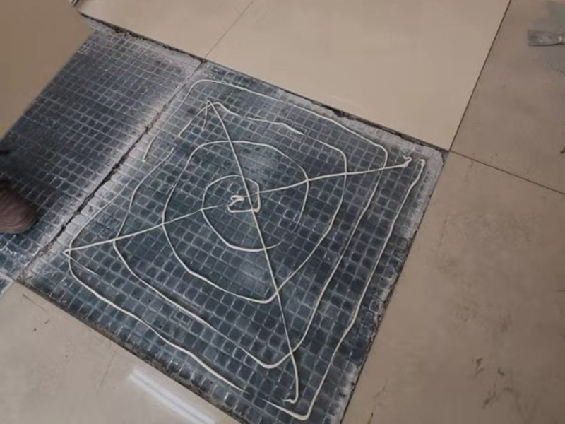 地面空鼓維修：如果是發(fā)現(xiàn)單塊的地磚空鼓超過標(biāo)準(zhǔn)，可以要求裝修人員把磚撬開了重鋪。方法就是取出空鼓的地磚，可利用吸盤，平直的吊出，然后再按照規(guī)范要求進(jìn)行鋪貼。如果只是小部分松動(dòng)，可以把磚縫清理干凈，用水把地面充分潤(rùn)濕，用水泥漿對(duì)膠水，用膠榔頭輕輕打擊，使水泥漿滲入，滲入后用重物壓使干后就可；如果是一半以上就要重新處理，膠榔頭輕輕打擊地磚，使地磚完全松動(dòng)，清理縫隙，取出 地磚，鑿打地面重新粘貼就可以了；