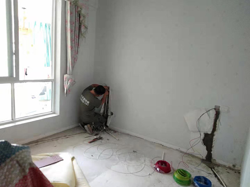 安裝PVC線管穿線：水電安裝的步驟是彈線、開槽(根據(jù)具體情況定)、布管、穿線、驗(yàn)收、封管，這樣水電就算安裝完畢，1、用扁鑿和錘子按設(shè)計(jì)好的線路把墻開槽，深度和寬度根據(jù)下線管直徑確定；2、根據(jù)長度用手鋼鋸把下線管裁剪到合適長度；3、把電線穿進(jìn)下線管；4、把下線管用線卡子固定在開出的線槽；5、和好水泥，把水泥抹進(jìn)墻槽，用抹泥刀抹平；6、打膩?zhàn)印⑺⑼苛稀? width=