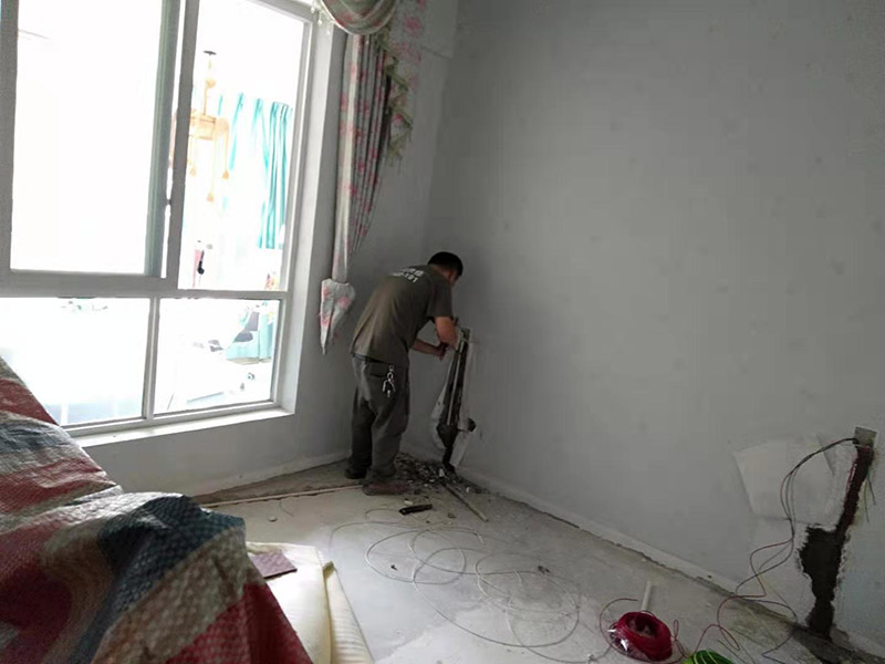 安裝PVC線管穿線：水電安裝的步驟是彈線、開槽(根據(jù)具體情況定)、布管、穿線、驗(yàn)收、封管，這樣水電就算安裝完畢，1、用扁鑿和錘子按設(shè)計(jì)好的線路把墻開槽，深度和寬度根據(jù)下線管直徑確定；2、根據(jù)長度用手鋼鋸把下線管裁剪到合適長度；3、把電線穿進(jìn)下線管；4、把下線管用線卡子固定在開出的線槽；5、和好水泥，把水泥抹進(jìn)墻槽，用抹泥刀抹平；6、打膩?zhàn)?、刷涂料? width=