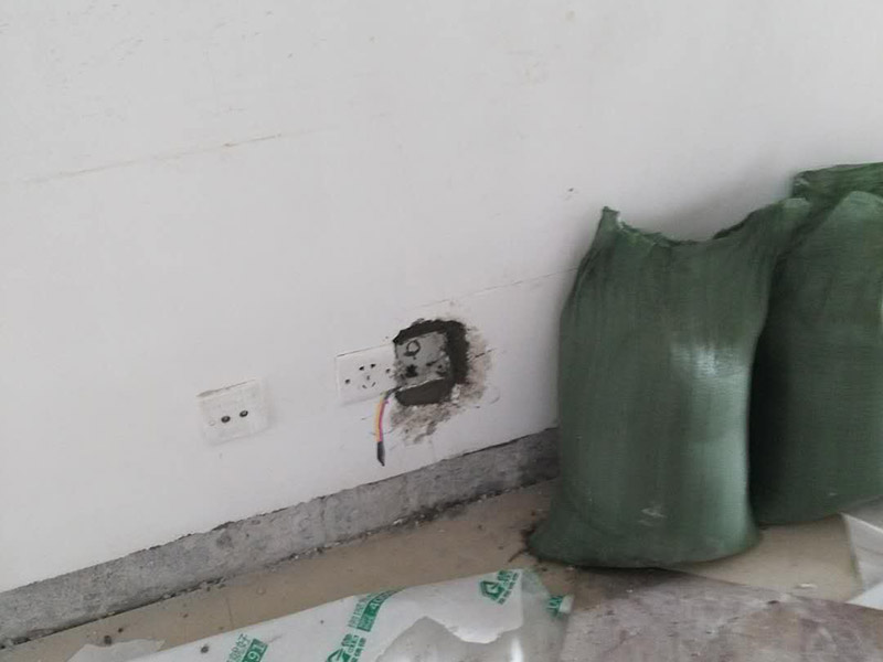 水電改造維修：按走向進行墻面或地面開槽，開槽過程中，不允許出現(xiàn)墻面橫向開槽大于30cm的現(xiàn)象，因為橫向開槽將破壞整樓的承重，使得抗震能力降低而且墻面容易開裂。如果是保溫墻的話，開很長的橫槽有可能會導致開槽上部的保溫層整體脫落。墻面開槽一般都應該是豎向垂直開槽。埋入管線(包括布線和接好管道)和暗盒，電路施工時先安裝管路，然后再穿導線，這樣可以避免將來換線出現(xiàn)導線無法抽動的現(xiàn)象。穿管不能使用軟管，防止出現(xiàn)死角。同時電路接頭不要裸露在外面，應該安裝在線盒內(nèi)，分線盒之間不允許有接頭。檢測電路，對水路進行試壓，驗收檢查合格后要注意保存好電路施工圖紙，圖紙要與實際相一致，同時圖紙上要標明導線規(guī)格及開關(guān)、插座位置。