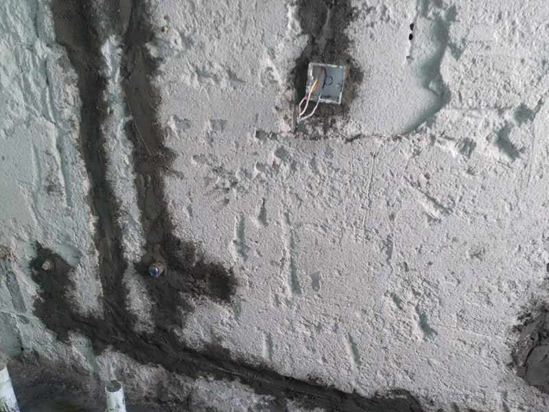 水電改造維修：按走向進行墻面或地面開槽，開槽過程中，不允許出現(xiàn)墻面橫向開槽大于30cm的現(xiàn)象，因為橫向開槽將破壞整樓的承重，使得抗震能力降低而且墻面容易開裂。如果是保溫墻的話，開很長的橫槽有可能會導致開槽上部的保溫層整體脫落。墻面開槽一般都應該是豎向垂直開槽。埋入管線(包括布線和接好管道)和暗盒，電路施工時先安裝管路，然后再穿導線，這樣可以避免將來換線出現(xiàn)導線無法抽動的現(xiàn)象。穿管不能使用軟管，防止出現(xiàn)死角。同時電路接頭不要裸露在外面，應該安裝在線盒內(nèi)，分線盒之間不允許有接頭。檢測電路，對水路進行試壓，驗收檢查合格后要注意保存好電路施工圖紙，圖紙要與實際相一致，同時圖紙上要標明導線規(guī)格及開關(guān)、插座位置。