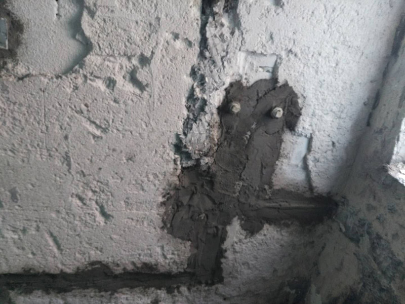 水電改造維修：按走向進行墻面或地面開槽，開槽過程中，不允許出現(xiàn)墻面橫向開槽大于30cm的現(xiàn)象，因為橫向開槽將破壞整樓的承重，使得抗震能力降低而且墻面容易開裂。如果是保溫墻的話，開很長的橫槽有可能會導致開槽上部的保溫層整體脫落。墻面開槽一般都應該是豎向垂直開槽。埋入管線(包括布線和接好管道)和暗盒，電路施工時先安裝管路，然后再穿導線，這樣可以避免將來換線出現(xiàn)導線無法抽動的現(xiàn)象。穿管不能使用軟管，防止出現(xiàn)死角。同時電路接頭不要裸露在外面，應該安裝在線盒內(nèi)，分線盒之間不允許有接頭。檢測電路，對水路進行試壓，驗收檢查合格后要注意保存好電路施工圖紙，圖紙要與實際相一致，同時圖紙上要標明導線規(guī)格及開關(guān)、插座位置。