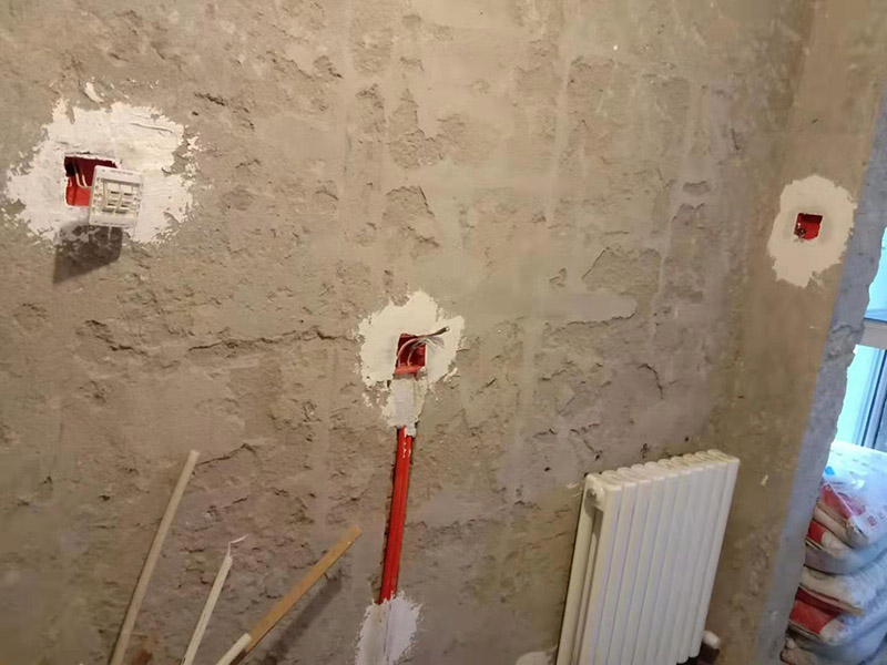 廚房線路改造：插座、照明分線走：插座要設地線以保證用電安全，共有3根電線，而照明系統(tǒng)不用設地線，只有兩根線，因此兩支路線最好分開，即使電路出現(xiàn)問題也便于維修。開關插座遠離水槽灶具：廚房開關和插座如果靠近灶具，溫度較高容易加速電路老化;也要遠離水槽，避免受潮而發(fā)生漏電事故。凈水器的電源開關和插座最好放在水槽柜的旁邊，使用防水開關和插座，避免因為潮濕而漏電。