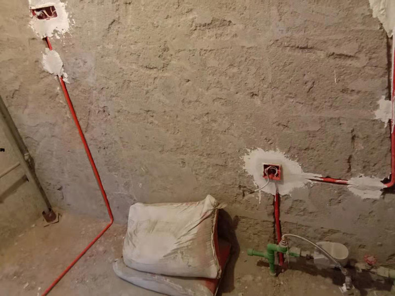 廚房線路改造：插座、照明分線走：插座要設地線以保證用電安全，共有3根電線，而照明系統(tǒng)不用設地線，只有兩根線，因此兩支路線最好分開，即使電路出現(xiàn)問題也便于維修。開關插座遠離水槽灶具：廚房開關和插座如果靠近灶具，溫度較高容易加速電路老化;也要遠離水槽，避免受潮而發(fā)生漏電事故。凈水器的電源開關和插座最好放在水槽柜的旁邊，使用防水開關和插座，避免因為潮濕而漏電。