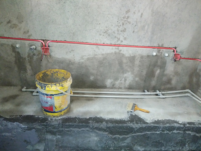 電路線槽安裝：明裝電線槽固定，還要視墻面情況而定，可以用的方法也很多，比如自攻釘、鋼釘、膠粘和膨脹塞等，都可以將明裝電線槽固定好。但千萬別用玻璃膠粘，玻璃膠對銅線的輻射性太大。1、線槽平整無扭曲變形，內(nèi)壁無毛刺，接縫處緊密平直，各種附件齊全。 2、線槽連接口處應(yīng)平整，接縫處緊密平直，槽蓋裝上應(yīng)平整，無翹角，出線口位置正確。 3、線槽經(jīng)過變形縫時，線槽本身應(yīng)斷開，線槽內(nèi)用連接板連接，不得固定，保護地線應(yīng)有補償余量，線槽CT300＊100以下與橫旦固定1個螺栓，CT400＊100以上必須固定2個螺栓。 4、非金屬線槽所有非導(dǎo)電部分均應(yīng)相應(yīng)連接和跨接，使之成為一個整體，并做好整體連接。 5、敷設(shè)在豎井內(nèi)的線槽和穿越不同防火區(qū)的線槽，按設(shè)計要求位置設(shè)防火隔堵措施。 6、直線端的鋼制線槽長度超過30m加伸縮節(jié)，電纜線槽跨變形縫處設(shè)補償裝置。 7、金屬電纜線槽間及其支架全長應(yīng)不小于2處與接地（PE）或接零（PEN）干線相連接。 8、非鍍鋅電纜線槽間連接板的兩端跨接銅芯接地線，接地線最小允許截面積不小于BVR－4mm。 9、鍍鋅電纜線槽間連接板的兩端不跨接接地線，但連接板兩端不小于2個有防松螺帽或防松墊圈的連接固定螺栓。