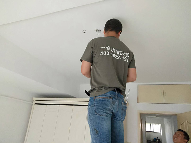 臥室頂燈安裝：選擇造型簡約的臥室頂燈，光源為乳白色光，然后運用光檐照明，使光經(jīng)過頂棚或墻壁反射出來，非常的柔和怡人，還可以安裝一些嵌入式射燈，形成光源相輔相成，更加典雅溫馨。臥室頂燈不能安裝在床頭的上方，這樣會給人們睡眠帶來不便，會給人的精神帶來壓力。 臥室頂燈光源顏色以白色或者黃色為佳，因為白色光源適合人們生活習(xí)慣，而黃色光源具有招財寓;