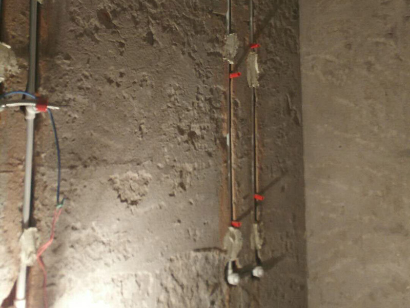 線管開槽安裝：水管管路開槽&rarr;水路管道安裝 &rarr;水路管道檢查 &rarr;二次防水 &rarr;電線線路開槽 &rarr;電線電路布線 須平行走線的管路一律控制在60-90厘米高(從地面算起)，有水龍頭的管路必須垂直。深度控制在4厘米。線槽開好后施工負責人記好開槽管路尺寸、位置。方便以后潔具安裝時知道管路的位置。通過施工圖施工人員與業(yè)主商量水域位置與使用功能。安排水電師傅排放安裝好所有的水龍頭及用水位置。