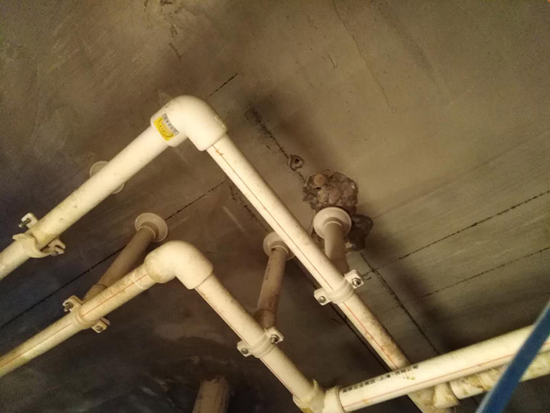 廁所防水，水管打壓測試：首先要進行地面處理，確保地面干凈，沒有任何雜物污染，基層表面堅實，無脫皮等現(xiàn)象，我們還要進行地面找平，保證地面平整，沒有較大的缺陷和補痕。防水涂料要刷全面，與基層結(jié)合牢固，不會出現(xiàn)氣泡，脫落等問題。我們涂刷時，要由下至上，先墻后地涂刷。一般來說，衛(wèi)生間的防水要做到180厘米，非淋浴墻面防水不能低于35厘米。小編建議防水統(tǒng)一做到180厘米。刷涂料不僅要注意高度，還有注意涂刷的厚度，國家規(guī)定防水涂料要涂到1.5毫米厚。防水涂料是要刷兩遍，第二遍涂料是要等第一遍涂料干透之后才能開始刷。