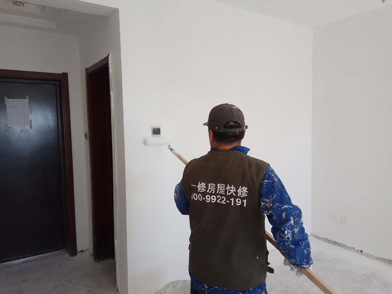 乳膠漆全屋翻新：現(xiàn)場(chǎng)勘測(cè)&mdash;施工準(zhǔn)備&mdash;技術(shù)交底&mdash;搭建簡(jiǎn)易腳手架（頂面粉刷用）&mdash;鏟除脫落起殼粉塵膩?zhàn)油苛蠈?mdash;局部水泥砂漿修復(fù)&mdash;鏟除部位批刮內(nèi)墻膩?zhàn)觾啥刃迯?fù)&mdash;砂光處理&mdash;滿涂?jī)?nèi)墻乳膠漆第一度&mdash;滿涂第二度內(nèi)墻乳膠漆&mdash;自行檢查&mdash;組織驗(yàn)收&mdash;拆除腳手架&mdash;現(xiàn)場(chǎng)清理。