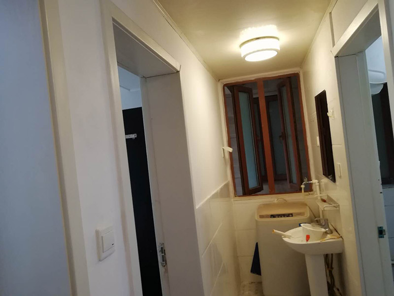 墻面滾乳膠漆施工：毛坯的墻體或者已經(jīng)做好1道膩子層的房子，基層要求基層必須平整堅固。不得有粉化、起砂、空鼓、脫落等現(xiàn)象?；鶎硬黄胶涂油菝鎽?yīng)該配套膩子刮平。陰陽角必須通過彈墨線來找垂直的鋁通來衡量水平垂直的整度。后一遍膩子應(yīng)在前一遍膩子完全干后方能施工。