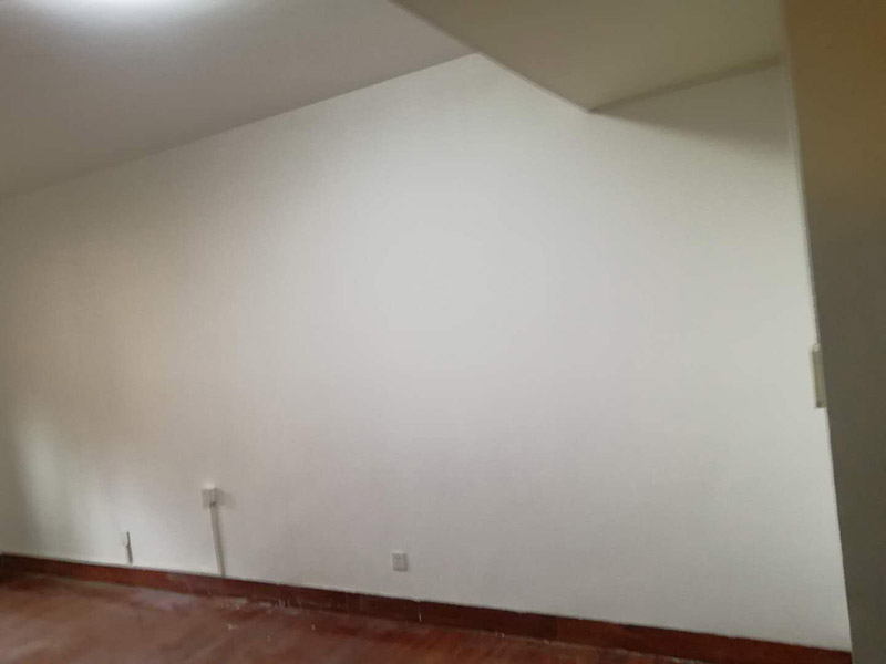 墻面滾乳膠漆施工：毛坯的墻體或者已經(jīng)做好1道膩子層的房子，基層要求基層必須平整堅固。不得有粉化、起砂、空鼓、脫落等現(xiàn)象?；鶎硬黄胶涂油菝鎽?yīng)該配套膩子刮平。陰陽角必須通過彈墨線來找垂直的鋁通來衡量水平垂直的整度。后一遍膩子應(yīng)在前一遍膩子完全干后方能施工。