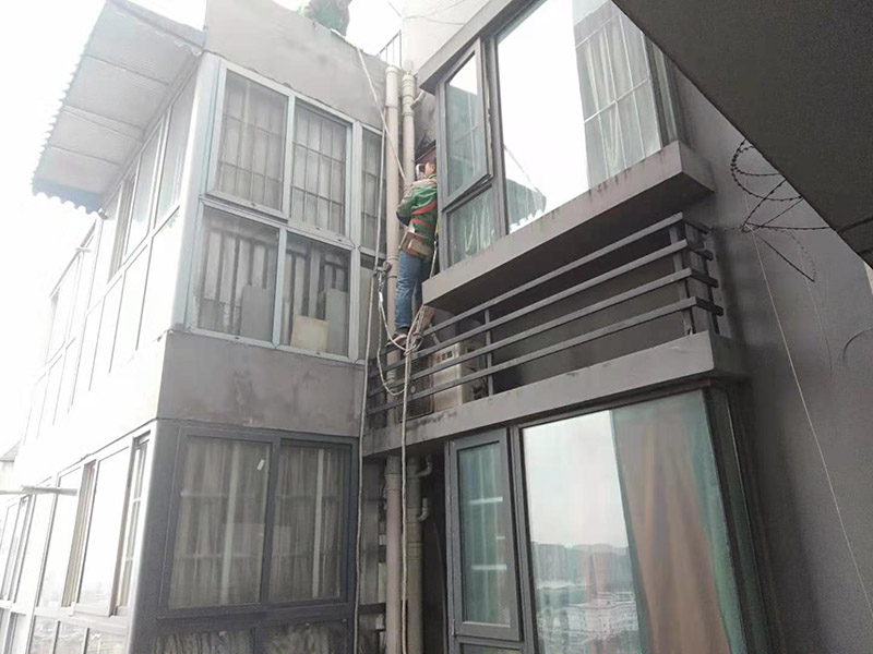 窗戶外墻刷防水：首先在對防水墻處理的時候一定要對墻體進行檢查，看一看墻體有什么裂縫，或者不均勻的地方，這些地方需要處理過后才能對墻體進行防水處理。備好防水卷材、防水涂料、基層涂料和粘接卷材的涂料，，一般是抹兩遍，厚度要薄一些，7-8毫米。第一遍施工完成后要用木抹子拉粗，方便第二遍施工，施工完畢后要澆水養(yǎng)護。
