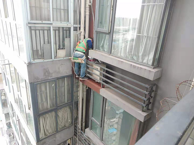 窗戶外墻刷防水：首先在對防水墻處理的時候一定要對墻體進行檢查，看一看墻體有什么裂縫，或者不均勻的地方，這些地方需要處理過后才能對墻體進行防水處理。備好防水卷材、防水涂料、基層涂料和粘接卷材的涂料，，一般是抹兩遍，厚度要薄一些，7-8毫米。第一遍施工完成后要用木抹子拉粗，方便第二遍施工，施工完畢后要澆水養(yǎng)護。