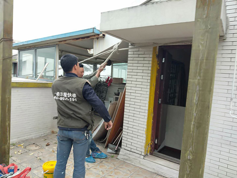 空調(diào)外機(jī)PVC管防水維修：先明確什么地方漏水。如果只是接頭漏，在管材質(zhì)量合格前提下，可換接頭或在接頭處加上防漏密封膠帶、AB密封膠等;如果是管材質(zhì)量不好，應(yīng)該更換管材。還可以在漏水的地方涂上調(diào)好的AB膠，再在上面纏上一層綢帶，使綢帶上浸滿AB膠再在綢帶上面涂一層AB膠，整個(gè)過(guò)程動(dòng)作要快也可以分兩次或多次。