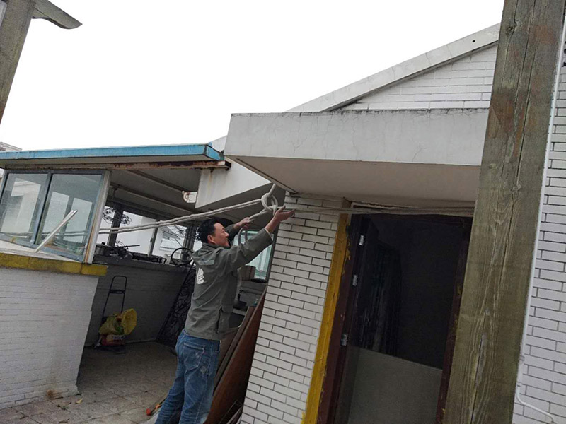 空調(diào)外機(jī)PVC管防水維修：先明確什么地方漏水。如果只是接頭漏，在管材質(zhì)量合格前提下，可換接頭或在接頭處加上防漏密封膠帶、AB密封膠等;如果是管材質(zhì)量不好，應(yīng)該更換管材。還可以在漏水的地方涂上調(diào)好的AB膠，再在上面纏上一層綢帶，使綢帶上浸滿AB膠再在綢帶上面涂一層AB膠，整個(gè)過(guò)程動(dòng)作要快也可以分兩次或多次。