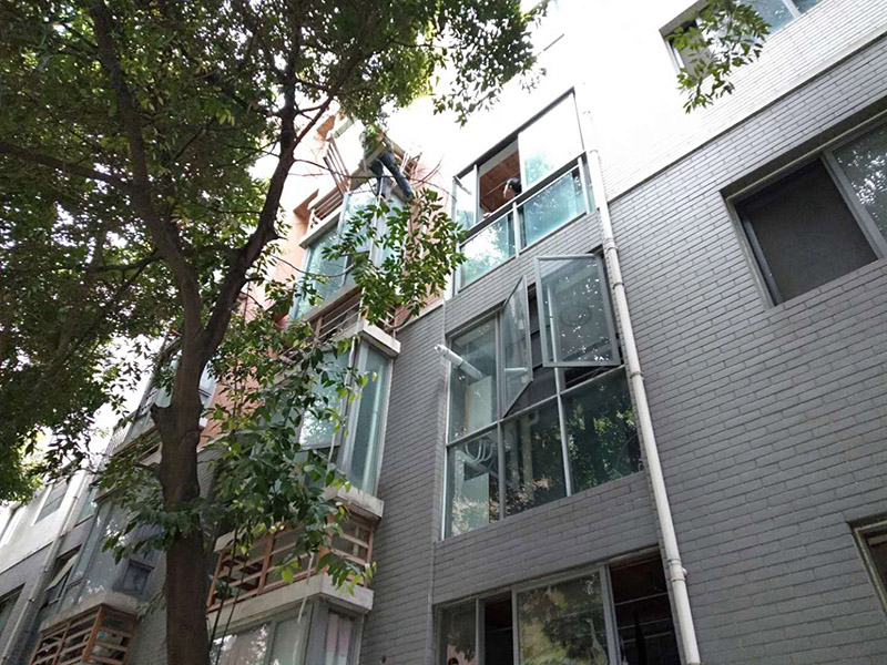 空調(diào)外機(jī)PVC管防水維修：先明確什么地方漏水。如果只是接頭漏，在管材質(zhì)量合格前提下，可換接頭或在接頭處加上防漏密封膠帶、AB密封膠等;如果是管材質(zhì)量不好，應(yīng)該更換管材。還可以在漏水的地方涂上調(diào)好的AB膠，再在上面纏上一層綢帶，使綢帶上浸滿AB膠再在綢帶上面涂一層AB膠，整個(gè)過(guò)程動(dòng)作要快也可以分兩次或多次。