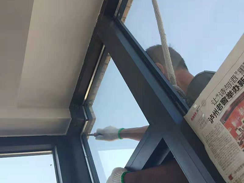 專業(yè)的鄭州門(mén)窗維修公司是哪家，鄭州維修陽(yáng)臺(tái)推拉門(mén)的電話