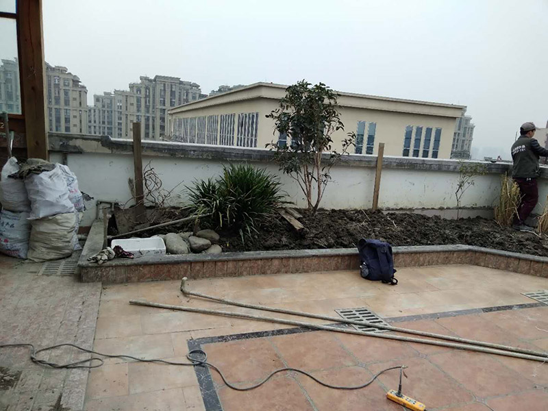 高空外墻防水：清理基層，新舊面層必須清理干凈，不得有雜物和灰塵，以免影響粘結(jié)強(qiáng)度，涂刷防水涂料時(shí)基層應(yīng)干燥。接下來，清理死角，也就是所謂的陰陽角、施工縫、伸縮縫等比較重要的部位進(jìn)行處理，尤其注意的是泄水孔要加強(qiáng)處理，需要涂刷2-3遍防水底層涂料。將攪拌均勻的防水涂料根據(jù)現(xiàn)場(chǎng)要涂刷的面積開始涂刷，基層涂刷要大于粘卷材的面積，不要超過三十分鐘，涂刷第二次涂料之前必須要等第一次涂料完全凝固后方可再次涂刷，底層涂料第一次涂刷完畢后約4-8小時(shí)左右，方可再次涂刷第二次和第三次底層涂料，第一次涂刷厚度為0.5mm、第二次涂刷厚度為0.5mm左右、第三次涂刷厚度為0.5mm左右。粘結(jié)卷材時(shí)要等第二次涂料完全凝固后方可施工。