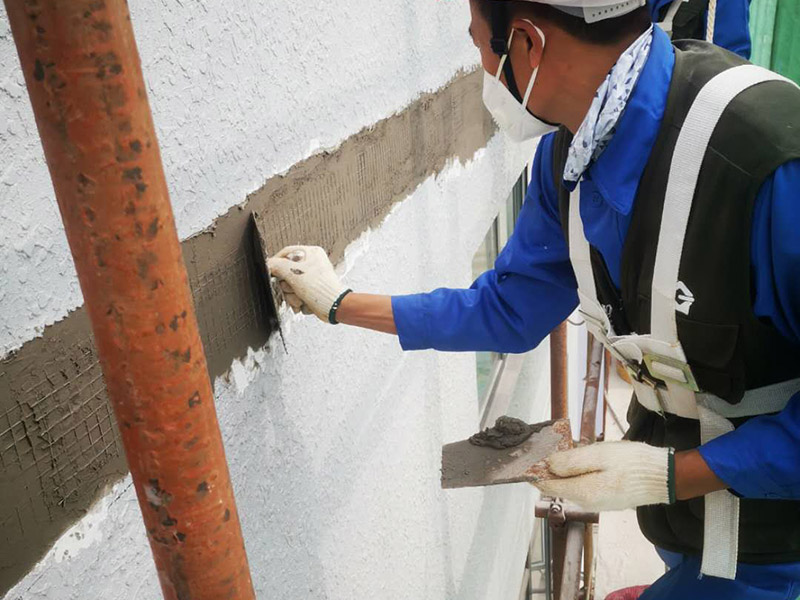 高空外墻防水：首先清理基層，新舊面層必須清理干凈，不得有雜物和灰塵，以免影響粘結(jié)強(qiáng)度，涂刷防水涂料時(shí)基層應(yīng)干燥。接下來(lái)，清理死角，也就是所謂的陰陽(yáng)角、施工縫、伸縮縫等比較重要的部位進(jìn)行處理，尤其注意的是泄水孔要加強(qiáng)處理，需要涂刷2-3遍防水底層涂料。備好防水卷材、防水涂料、基層涂料和粘接卷材的涂料必須要分清，為提高防水卷材與基層粘結(jié)性，可用底層涂料反復(fù)涂刷，涂刷均勻，覆蓋完全，充分滲入混凝土基層，以提高粘結(jié)強(qiáng)度和抗剪切強(qiáng)度。涂刷第二次涂料之前必須要等第一次涂料完全凝固后方可再次涂刷，底層涂料第一次涂刷完畢后約4-8小時(shí)左右，方可再次涂刷第二次和第三次底層涂料。