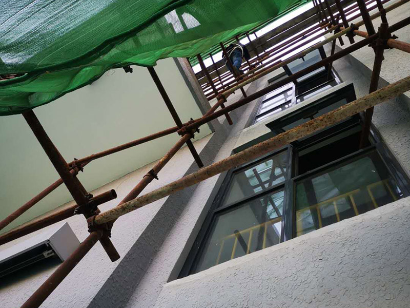 高空外墻防水：首先清理基層，新舊面層必須清理干凈，不得有雜物和灰塵，以免影響粘結(jié)強(qiáng)度，涂刷防水涂料時(shí)基層應(yīng)干燥。接下來(lái)，清理死角，也就是所謂的陰陽(yáng)角、施工縫、伸縮縫等比較重要的部位進(jìn)行處理，尤其注意的是泄水孔要加強(qiáng)處理，需要涂刷2-3遍防水底層涂料。備好防水卷材、防水涂料、基層涂料和粘接卷材的涂料必須要分清，為提高防水卷材與基層粘結(jié)性，可用底層涂料反復(fù)涂刷，涂刷均勻，覆蓋完全，充分滲入混凝土基層，以提高粘結(jié)強(qiáng)度和抗剪切強(qiáng)度。涂刷第二次涂料之前必須要等第一次涂料完全凝固后方可再次涂刷，底層涂料第一次涂刷完畢后約4-8小時(shí)左右，方可再次涂刷第二次和第三次底層涂料。