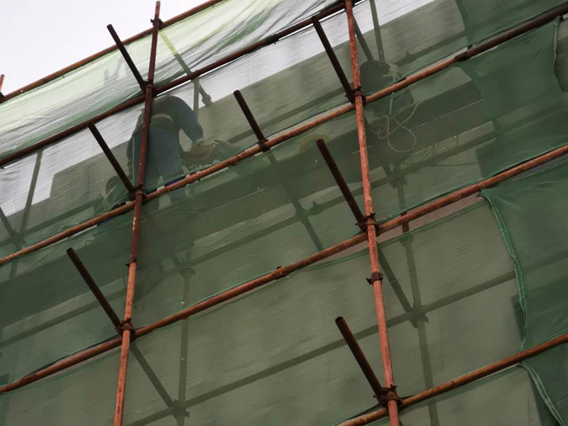 高空外墻防水：首先清理基層，新舊面層必須清理干凈，不得有雜物和灰塵，以免影響粘結(jié)強(qiáng)度，涂刷防水涂料時(shí)基層應(yīng)干燥。接下來(lái)，清理死角，也就是所謂的陰陽(yáng)角、施工縫、伸縮縫等比較重要的部位進(jìn)行處理，尤其注意的是泄水孔要加強(qiáng)處理，需要涂刷2-3遍防水底層涂料。備好防水卷材、防水涂料、基層涂料和粘接卷材的涂料必須要分清，為提高防水卷材與基層粘結(jié)性，可用底層涂料反復(fù)涂刷，涂刷均勻，覆蓋完全，充分滲入混凝土基層，以提高粘結(jié)強(qiáng)度和抗剪切強(qiáng)度。涂刷第二次涂料之前必須要等第一次涂料完全凝固后方可再次涂刷，底層涂料第一次涂刷完畢后約4-8小時(shí)左右，方可再次涂刷第二次和第三次底層涂料。