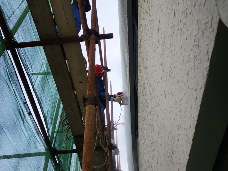 高空外墻防水：首先清理基層，新舊面層必須清理干凈，不得有雜物和灰塵，以免影響粘結(jié)強(qiáng)度，涂刷防水涂料時(shí)基層應(yīng)干燥。接下來(lái)，清理死角，也就是所謂的陰陽(yáng)角、施工縫、伸縮縫等比較重要的部位進(jìn)行處理，尤其注意的是泄水孔要加強(qiáng)處理，需要涂刷2-3遍防水底層涂料。備好防水卷材、防水涂料、基層涂料和粘接卷材的涂料必須要分清，為提高防水卷材與基層粘結(jié)性，可用底層涂料反復(fù)涂刷，涂刷均勻，覆蓋完全，充分滲入混凝土基層，以提高粘結(jié)強(qiáng)度和抗剪切強(qiáng)度。涂刷第二次涂料之前必須要等第一次涂料完全凝固后方可再次涂刷，底層涂料第一次涂刷完畢后約4-8小時(shí)左右，方可再次涂刷第二次和第三次底層涂料。