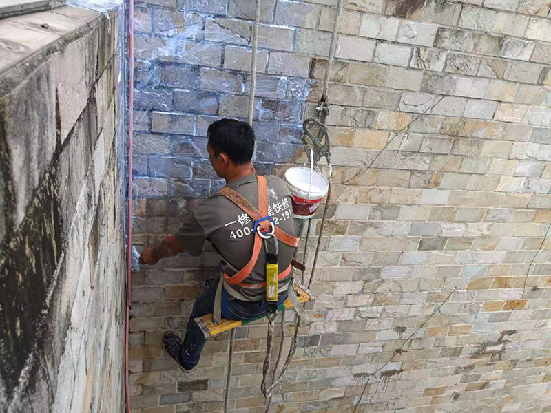 外墻高空刷防水：先清理干凈外墻基層部分，重點(diǎn)部位要進(jìn)行重點(diǎn)處理，尤其是不易涂刷的外墻部位；嚴(yán)格按要求配比防水涂料，比例要準(zhǔn)確；確認(rèn)防水涂料攪拌均勻了，開始涂刷防水涂料，防水涂料每次從攪拌結(jié)束至涂刷完畢不能超過三十分鐘。底層涂料第1次涂刷完畢后約四至八小時左右，再進(jìn)行涂刷第2、3次底層涂料，第1、2、3次涂刷厚度都是0.5mm，涂刷涂料之前必須要等前一次涂料完全凝固后方可再次涂刷。防水涂料涂層可根據(jù)外墻防水工程現(xiàn)場情況，實(shí)行多遍涂刷，但必須一次涂刷完成。