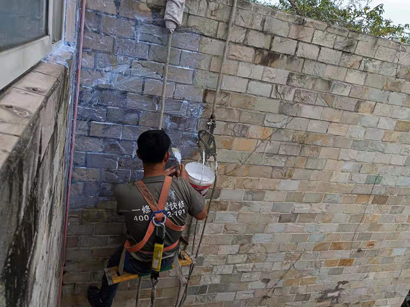 外墻高空刷防水：先清理干凈外墻基層部分，重點(diǎn)部位要進(jìn)行重點(diǎn)處理，尤其是不易涂刷的外墻部位；嚴(yán)格按要求配比防水涂料，比例要準(zhǔn)確；確認(rèn)防水涂料攪拌均勻了，開始涂刷防水涂料，防水涂料每次從攪拌結(jié)束至涂刷完畢不能超過三十分鐘。底層涂料第1次涂刷完畢后約四至八小時左右，再進(jìn)行涂刷第2、3次底層涂料，第1、2、3次涂刷厚度都是0.5mm，涂刷涂料之前必須要等前一次涂料完全凝固后方可再次涂刷。防水涂料涂層可根據(jù)外墻防水工程現(xiàn)場情況，實(shí)行多遍涂刷，但必須一次涂刷完成。