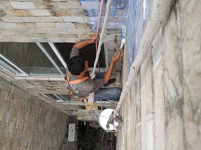 外墻高空刷防水：先清理干凈外墻基層部分，重點(diǎn)部位要進(jìn)行重點(diǎn)處理，尤其是不易涂刷的外墻部位；嚴(yán)格按要求配比防水涂料，比例要準(zhǔn)確；確認(rèn)防水涂料攪拌均勻了，開始涂刷防水涂料，防水涂料每次從攪拌結(jié)束至涂刷完畢不能超過三十分鐘。底層涂料第1次涂刷完畢后約四至八小時左右，再進(jìn)行涂刷第2、3次底層涂料，第1、2、3次涂刷厚度都是0.5mm，涂刷涂料之前必須要等前一次涂料完全凝固后方可再次涂刷。防水涂料涂層可根據(jù)外墻防水工程現(xiàn)場情況，實(shí)行多遍涂刷，但必須一次涂刷完成。