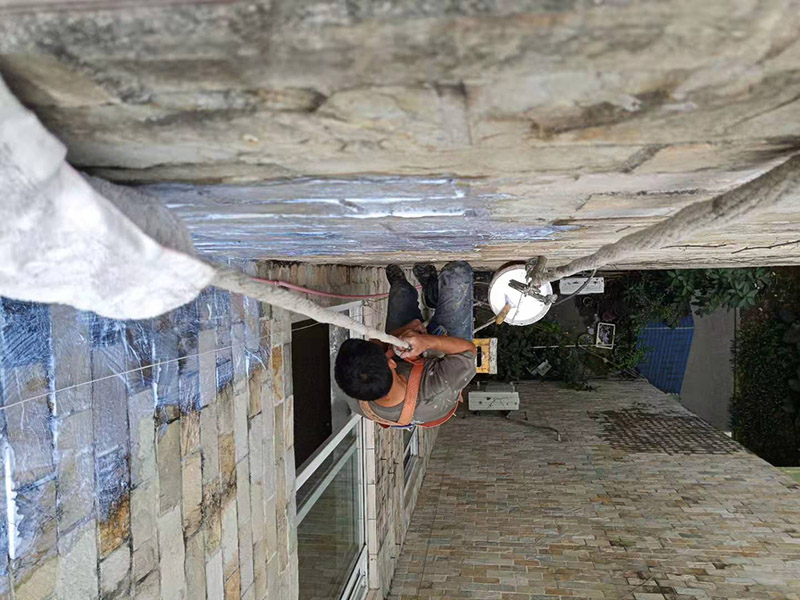 外墻高空刷防水：先清理干凈外墻基層部分，重點(diǎn)部位要進(jìn)行重點(diǎn)處理，尤其是不易涂刷的外墻部位；嚴(yán)格按要求配比防水涂料，比例要準(zhǔn)確；確認(rèn)防水涂料攪拌均勻了，開始涂刷防水涂料，防水涂料每次從攪拌結(jié)束至涂刷完畢不能超過三十分鐘。底層涂料第1次涂刷完畢后約四至八小時左右，再進(jìn)行涂刷第2、3次底層涂料，第1、2、3次涂刷厚度都是0.5mm，涂刷涂料之前必須要等前一次涂料完全凝固后方可再次涂刷。防水涂料涂層可根據(jù)外墻防水工程現(xiàn)場情況，實(shí)行多遍涂刷，但必須一次涂刷完成。