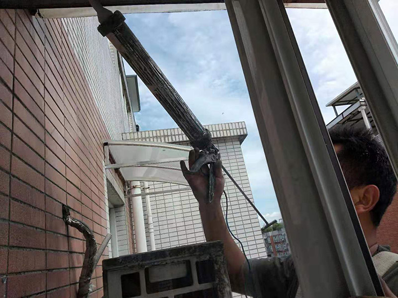 窗戶打膠刷防水:窗框就位&rarr;框固定&rarr;填塞縫隙&rarr;安五金配件&rarr;安玻璃&rarr;打膠、清理。當(dāng)門(mén)窗采用預(yù)埋木磚法與墻體連接時(shí)，木磚應(yīng)進(jìn)行防腐處理，窗框與洞口之間的伸縮縫內(nèi)腔應(yīng)采用閉孔泡沫塑料、發(fā)泡聚苯乙燃等彈性材料分層填塞，表面用密封膠密封。