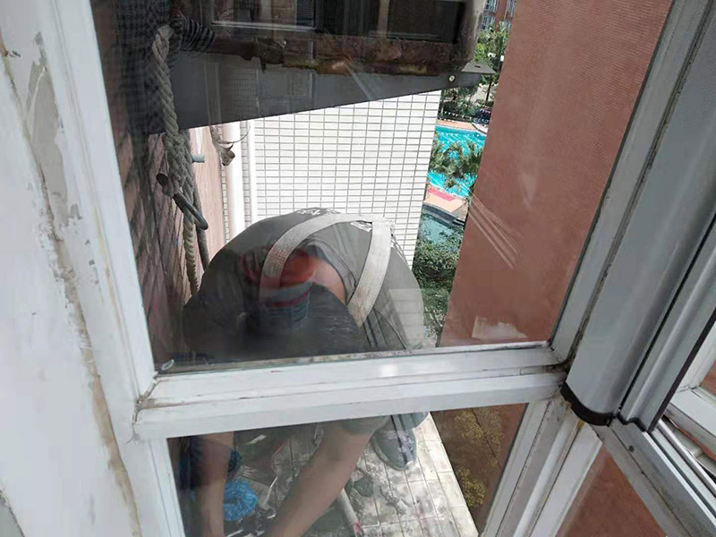 窗戶打膠刷防水:窗框就位&rarr;框固定&rarr;填塞縫隙&rarr;安五金配件&rarr;安玻璃&rarr;打膠、清理。當(dāng)門(mén)窗采用預(yù)埋木磚法與墻體連接時(shí)，木磚應(yīng)進(jìn)行防腐處理，窗框與洞口之間的伸縮縫內(nèi)腔應(yīng)采用閉孔泡沫塑料、發(fā)泡聚苯乙燃等彈性材料分層填塞，表面用密封膠密封。