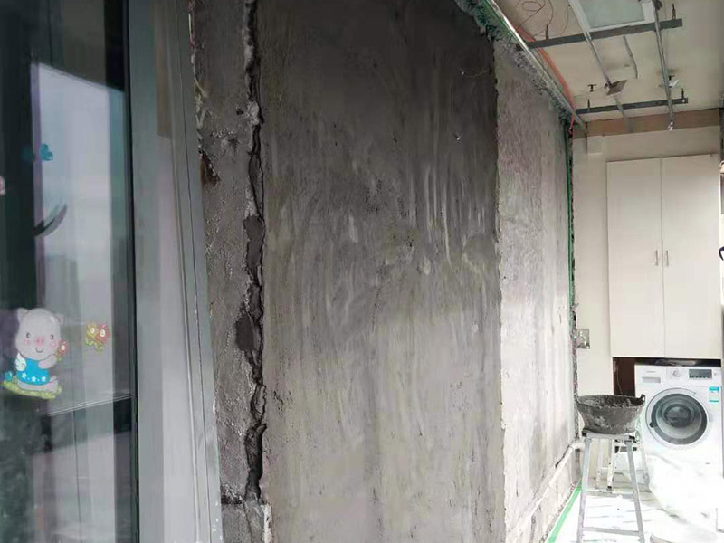 廁所貼磚維修：首先將水泥與少量建筑膠混合拌勻，做為粘貼劑。把粘貼劑用鏟刀鏟到地面刮平后將瓷磚鋪上。再用鏟刀壓實(shí),這樣自上而下或自左而右，重復(fù)這步驟，鋪好之后用白水泥漿美縫，把瓷磚間的間隙填實(shí)，等待一段時(shí)間水泥干了就好了。