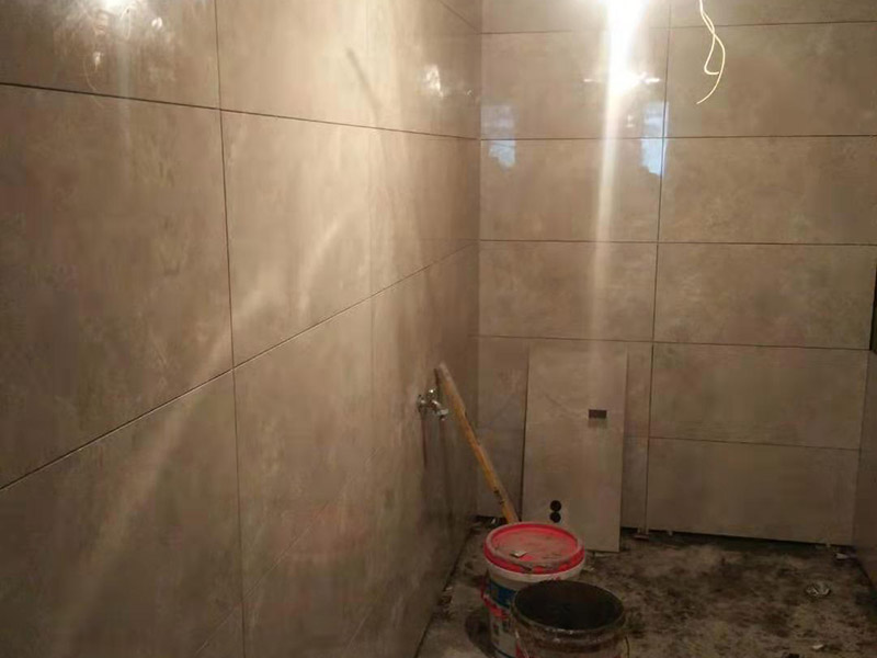 廁所貼磚維修：首先將水泥與少量建筑膠混合拌勻，做為粘貼劑。把粘貼劑用鏟刀鏟到地面刮平后將瓷磚鋪上。再用鏟刀壓實(shí),這樣自上而下或自左而右，重復(fù)這步驟，鋪好之后用白水泥漿美縫，把瓷磚間的間隙填實(shí)，等待一段時(shí)間水泥干了就好了。